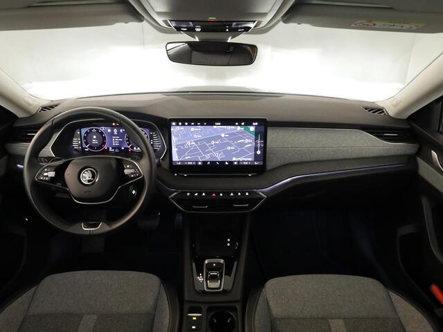 Skoda OCTAVIA Combi 1.5 TSI MHEV Business Edition 115 pk Automaat (DSG) | Verlengde garantie | Navigatie | Parkeersensoren | Achteruitrijcamera | LED koplampen | Stoelverwarming |