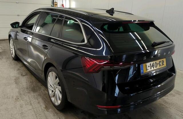 Skoda OCTAVIA Combi 1.0 e-TSI Automaat Business Edition Plus Navigatie Panoramadak Trekhaak Camera Carplay Keyless Stoel + Stuur verwarming 18 Inch Velgen Getint Glas NL Auto Alcantara 1/2 Leder NL Auto 1e Eigenaar
