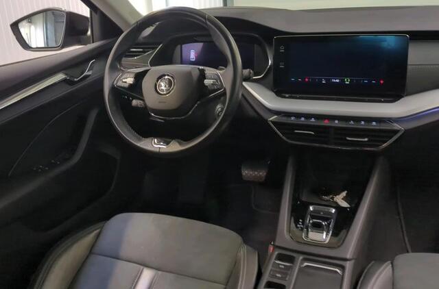 Skoda OCTAVIA Combi 1.0 e-TSI Automaat Business Edition Plus Navigatie Panoramadak Trekhaak Camera Carplay Keyless Stoel + Stuur verwarming 18 Inch Velgen Getint Glas NL Auto Alcantara 1/2 Leder NL Auto 1e Eigenaar