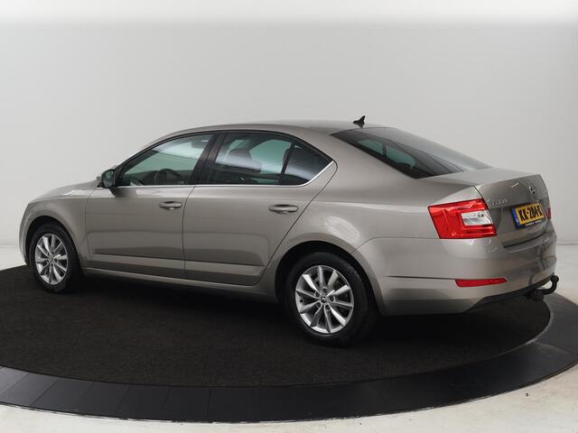 Skoda OCTAVIA 1.0 TSI Ambition | 1e eigenaar | Stoelverwarming | Trekhaak | Verwarmde voorruit | DAB | Navigatie | Parkeerhulp | Climate control | Cruise control | Getint glas