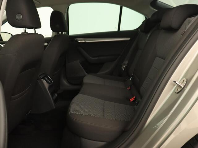 Skoda OCTAVIA 1.0 TSI Ambition | 1e eigenaar | Stoelverwarming | Trekhaak | Verwarmde voorruit | DAB | Navigatie | Parkeerhulp | Climate control | Cruise control | Getint glas