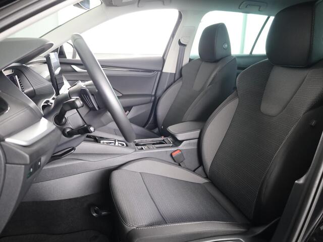 Skoda OCTAVIA Combi 1.5 TSI MHEV Business Edition 115pk DSG | Facelift | Verlengde Garantie | Trekhaak wegklapbaar | Carplay | Achteruitrijcamera | Elek inklapbare buitenspiegels | Elek bedienbare achterklep |