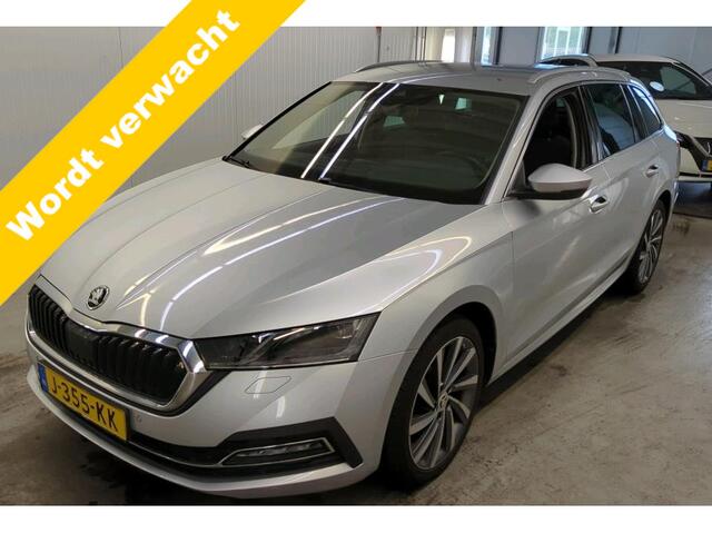 Skoda OCTAVIA Combi 1.5 TSI 150 PK First Edition Navigatie Keyless Carplay Stoelverwarming ACC Dab Led Matrix Parkeersensoren v+a 18 Inch Velgen Getint Glas NL Auto