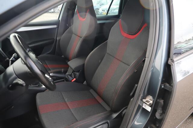 Skoda OCTAVIA Combi 1.0 TSI Greentech Sport Business RS Sportstoelen Trekhaak Navigatie Carplay Android Climate Cruise Control 17 inch LMV Parkeersensor