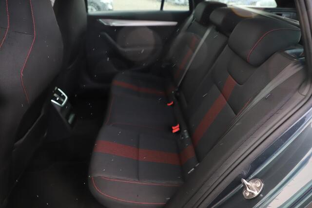 Skoda OCTAVIA Combi 1.0 TSI Greentech Sport Business RS Sportstoelen Trekhaak Navigatie Carplay Android Climate Cruise Control 17 inch LMV Parkeersensor