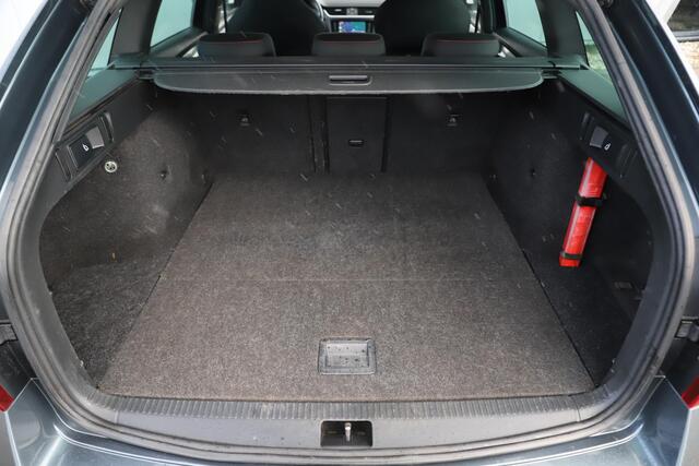 Skoda OCTAVIA Combi 1.0 TSI Greentech Sport Business RS Sportstoelen Trekhaak Navigatie Carplay Android Climate Cruise Control 17 inch LMV Parkeersensor