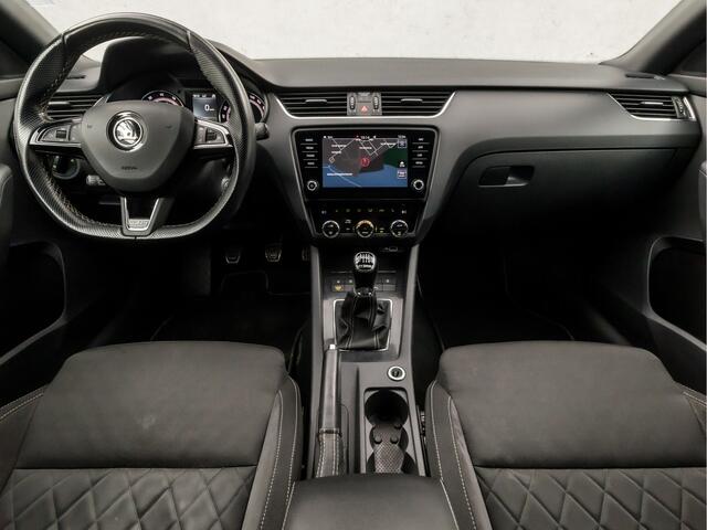 Skoda OCTAVIA 2.0 TSI VRS 230Pk (APPLE CARPLAY, GROOT NAVI, KUIPSTOELEN, STOELVERWARMING, CAMERA, ADAPTIVE CRUISE, TREKHAAK, GETINT GLAS, KEYLESS, ALCANTARA, NIEUWSTAAT)