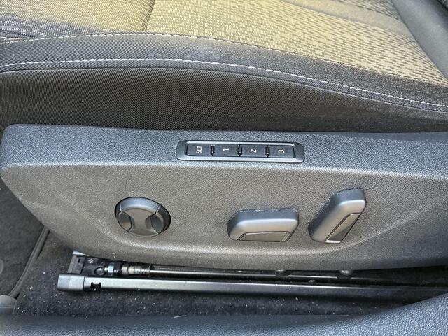 Skoda OCTAVIA Combi 1.5 e-TSI 150pk DSG Business Edition Plus · Apple/Android Car Play · Navigatie · Elek. Trekhaak · P-Sensoren · Elek. bestuurdersstoel · Elek. Achterklep · 18'' Inch · Garantie t/m 27-07-2027 of 100.000km