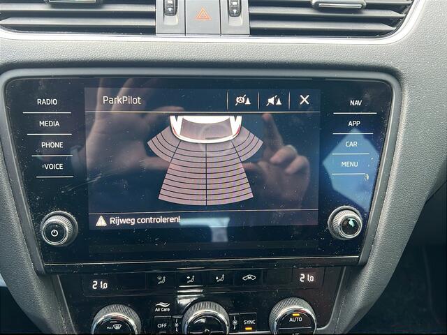 Skoda OCTAVIA Combi 1.5 TSI Greentech Sport Business | Trekhaak | Sportstoelen | Carplay | DSG | Parkeersensoren