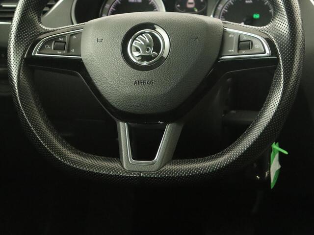 Skoda OCTAVIA 1.6 TDI Greentech Clever Edition | Automaat | Carplay | Stoelverwarming | Navigatie | Cruise control | Climate control | Half leder