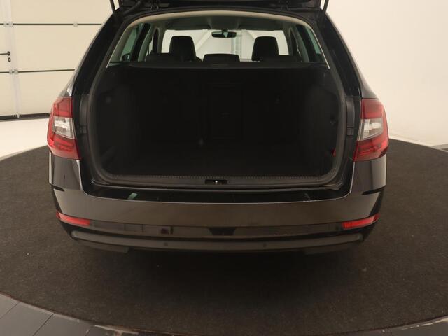 Skoda OCTAVIA 1.6 TDI Greentech Clever Edition | Automaat | Carplay | Stoelverwarming | Navigatie | Cruise control | Climate control | Half leder