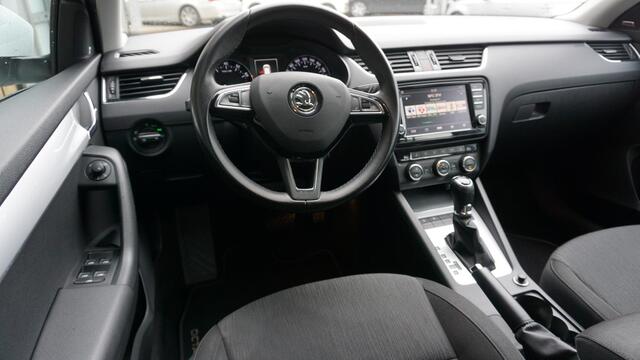 Skoda OCTAVIA Combi 1.4 TSI 150pk DSG Style Businessline Canton Keyless Xenon 17inch LM Trekhaak Stoelverwarming *Complete Skoda* NL auto!