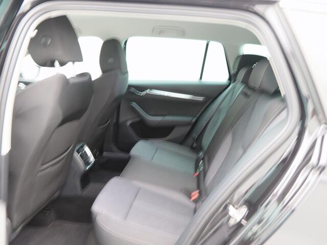 Skoda OCTAVIA Combi 1.0 e-TSI Business Edition Plus 110 Pk Automaat | Digitaal Dashboard | Adaptive Cruise | Trekhaak | CarPlay | Parkeersensoren | Navigatiesysteem| LED | 17 Inch | 57.051 Km