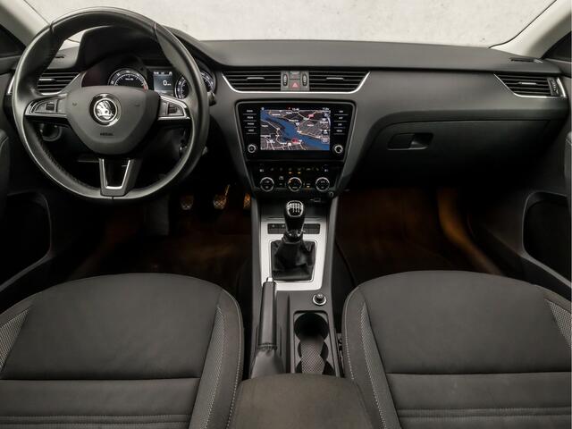 Skoda OCTAVIA 1.0 TSI Sport (APPLE CARPLAY, GROOT NAVI, CLIMATE, STOELVERWARMING, SPORTSTOELEN, GETINT GLAS, CRUISE, TREKHAAK, NIEUWSTAAT)