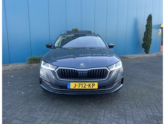 Skoda OCTAVIA Combi 1.5 TSI First Edition PANO|CARPLAY|ADAPT.CRUISE|DIGI.DASH|ELEK.A.KLEP|MATRIX.LED|STOELVERW|NAV|PDC|18'LMV