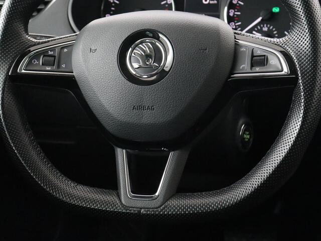 Skoda OCTAVIA 1.0 TSI Style | Panoramadak | Stoelverwarming | Trekhaak | Carplay | Sportstoelen | Keyless | Navigatie | Bi-Xenon | Sportstuur | Climate control | Cruise control