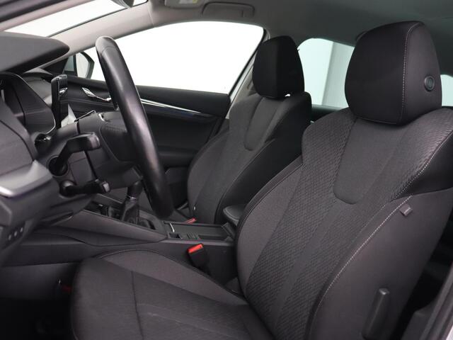 Skoda OCTAVIA 1.5 TSI First Edition | Stoelverwarming | Adaptive cruise | Carplay | Sfeerverlichting | Matrix LED | Navigatie | Parkeerhulp | Keyless | DAB | Virtual Cockpit