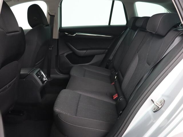 Skoda OCTAVIA 1.5 TSI First Edition | Stoelverwarming | Adaptive cruise | Carplay | Sfeerverlichting | Matrix LED | Navigatie | Parkeerhulp | Keyless | DAB | Virtual Cockpit