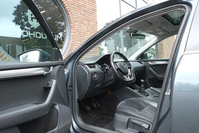 Skoda OCTAVIA Combi 1.0 TSI Greentech Style Business Panoramadak, Leder, Trekhaak