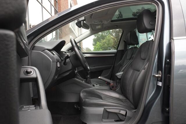 Skoda OCTAVIA Combi 1.0 TSI Greentech Style Business Panoramadak, Leder, Trekhaak