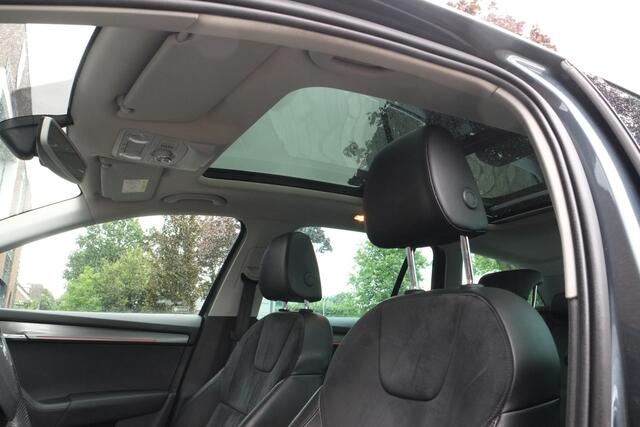 Skoda OCTAVIA Combi 1.0 TSI Greentech Style Business Panoramadak, Leder, Trekhaak