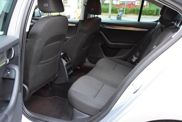 Skoda OCTAVIA 1.0 TSI Style Business | Org. NL | BOVAG Garantie | Trekhaak | Adaptive Cruise Control | Camera | Stoelverwarming | Elektrische Voorstoelen | Full LED | Dodehoekdetectie |