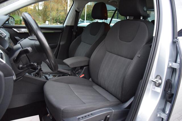 Skoda OCTAVIA 1.0 TSI Style Business | Org. NL | BOVAG Garantie | Trekhaak | Adaptive Cruise Control | Camera | Stoelverwarming | Elektrische Voorstoelen | Full LED | Dodehoekdetectie |