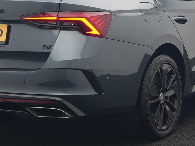 Skoda OCTAVIA Combi 1.4 TSI RS iV Plug In Hybrid 245pk PHEV | Panodak | Apple Carplay | Sportstoelen Verwarmd | 18"L.M | Stuur Verwarmd | Navigatie | Keyless | Virtual | Sfeerverlichting | Cruise Control | DAB |