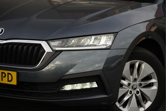 Skoda OCTAVIA Combi 1.0 e-TSI Automaat! Business Edition BJ2021 Lmv 16" | Led V+A | Pdc | Navi | Dynamische knipperlichten | Trekhaak | Elek. achterklep | App-Connect | Virtual cockpit | Climate control | Cruise control | Getint glas