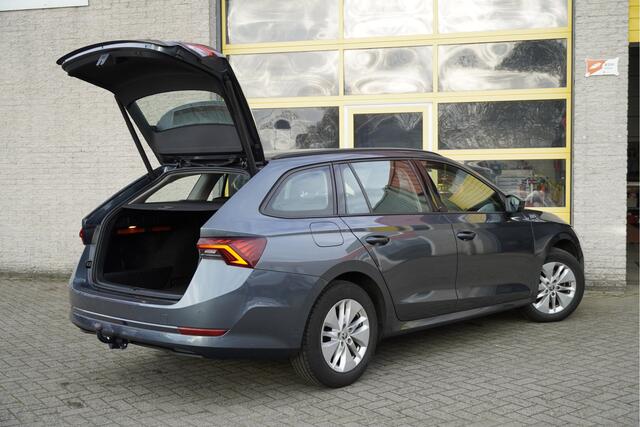 Skoda OCTAVIA Combi 1.0 e-TSI Automaat! Business Edition BJ2021 Lmv 16" | Led V+A | Pdc | Navi | Dynamische knipperlichten | Trekhaak | Elek. achterklep | App-Connect | Virtual cockpit | Climate control | Cruise control | Getint glas