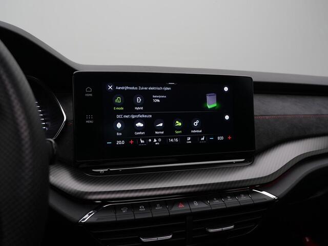 Skoda OCTAVIA Combi 1.4 TSI RS iV 245 pk DSG PHEV Business | Panoramadak | Canton | Adaptief onderstel | Matrix LED | Achteruitrijcamera | Stoelverwarming