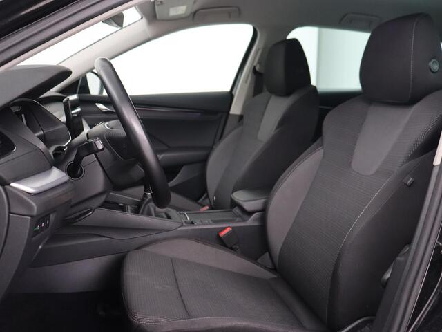 Skoda OCTAVIA 1.0 TSI Business Edition | Carplay | Sfeerverlichting | Navigatie | Full LED | Parkeerhulp | Getint glas | Digital Cockpit