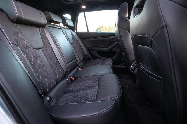 Skoda OCTAVIA Combi 1.4 TSI PHEV RS iV 245 PK Schuif-/kanteldak | Ad. Cruise | All-seasonb. | Cam | Massagestoelen