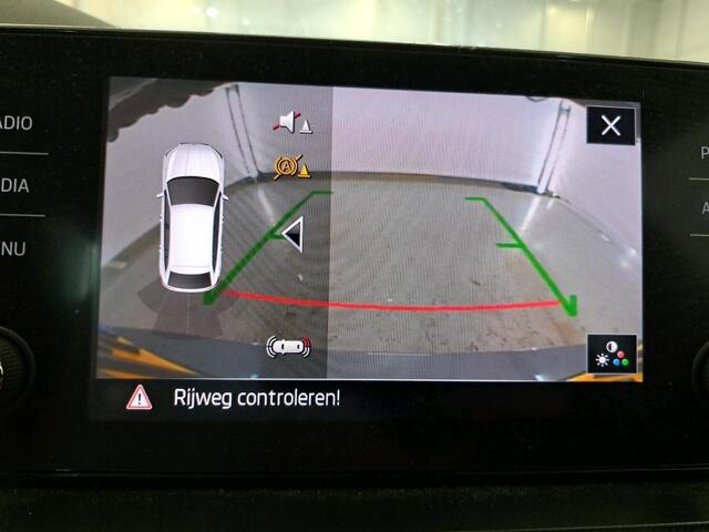 Skoda SCALA 1.5 TSI Sport Business Klapbare Trekhaak | Carplay | Donkere Hemel | Camera | Full Led | Cruise | Bots waarschuwing | NL-Auto | Volledig Onderh.