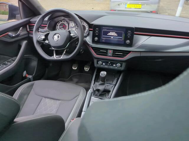 Skoda SCALA 1.0 TSI Sport Business / PANO/ PARK. SENSOREN/ LED/ SMARTLINK/ CLIMA/ GETINT GLAS/ 16" LMV