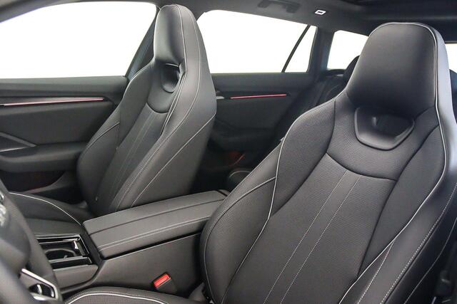 Skoda SUPERB Combi Business Edition 1.5 TSI PHEV 204pk DSG Automaat Trekhaak, Panoramadak, Head up display, Adaptive cruise control, Navigatie, Achteruitrijcamera, LED matrix koplampen