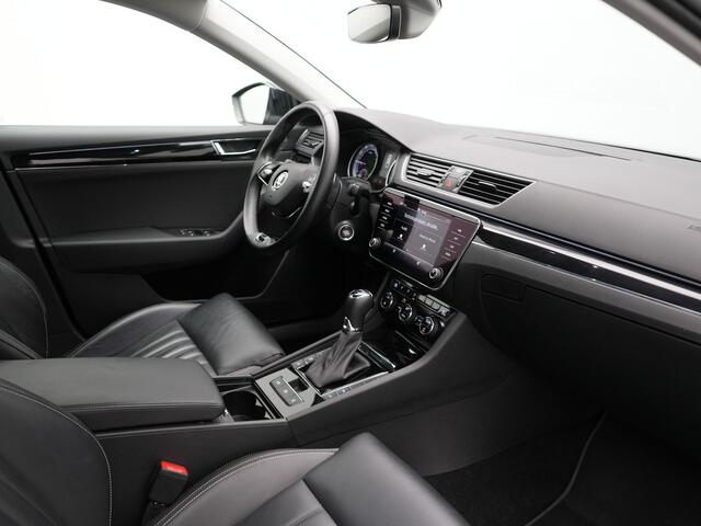 Skoda SUPERB Combi TSI iV Lauren & Klement Plug In Hybrid 218pk PHEV | Black Optic | Cruise Control | Crystal LED | Lederen Sportstoelen Memory & Verwarmd | Apple Carplay | Canton Audio | Navigatie | Verwamd Stuur | DAB |