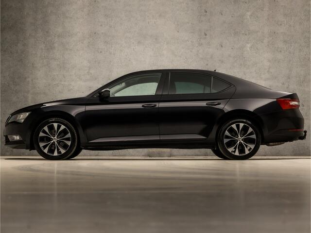 Skoda SUPERB 1.4 TSI Sport (APPLE CARPLAY, GROOT NAVI, CLIMATE, STOELVERWARMING, SPORTSTOELEN, GETINT GLAS, TREKHAAK, PARKEERSENSOREN, LM VELGEN, NIEUWSTAAT)