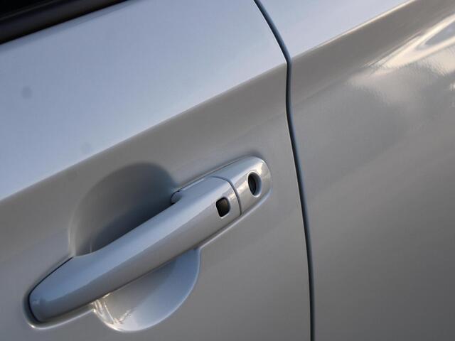 Suzuki SWIFT Style 1.2 Smart Hybrid 85PK CVT Automaat Two-Tone dak, Climate Control, Navigatie, Lichtmetalen velgen, Zwarte Wielkast randen