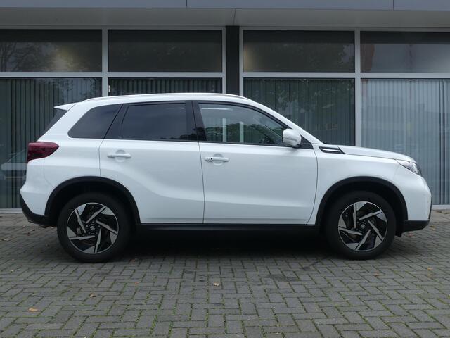Suzuki VITARA 1.5 Hybrid Style AUTOMAAT PANO-DAK ALL SEASON Camera, Cruise Contr., Navi, Apple Carpl/Andr Auto, Panorama dak, Sensoren Voor/Achter, All Season Bnd.