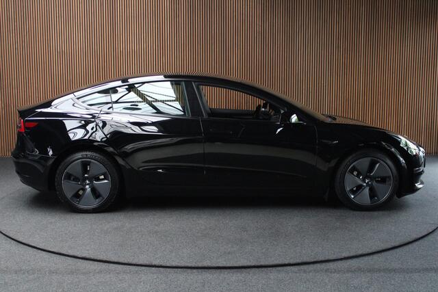 Tesla Model 3 RWD Autopilot ACC Stuurverwarm. PDC Leer Navi Panoramadak 360° Elektr. achterklep Stoelverwarming voor & achter Climate voor & achter LM velgen BTW auto! Nieuw!