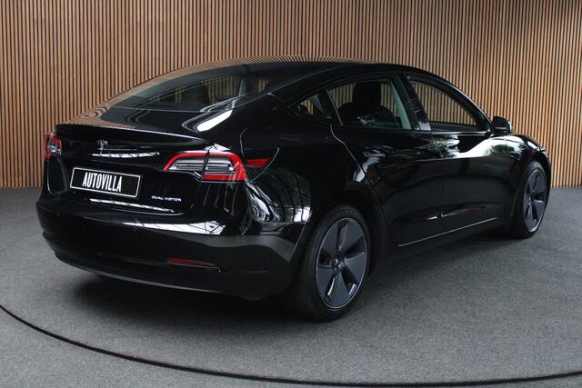 Tesla Model 3 RWD Autopilot ACC Stuurverwarm. PDC Leer Navi Panoramadak 360° Elektr. achterklep Stoelverwarming voor & achter Climate voor & achter LM velgen BTW auto! Nieuw!