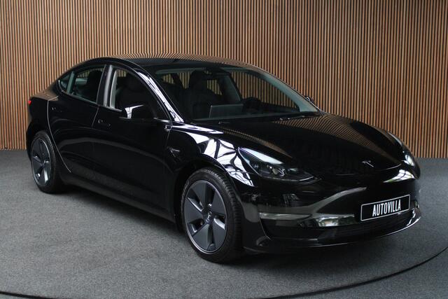 Tesla Model 3 RWD Autopilot ACC Stuurverwarm. PDC Leer Navi Panoramadak 360° Elektr. achterklep Stoelverwarming voor & achter Climate voor & achter LM velgen BTW auto! Nieuw!