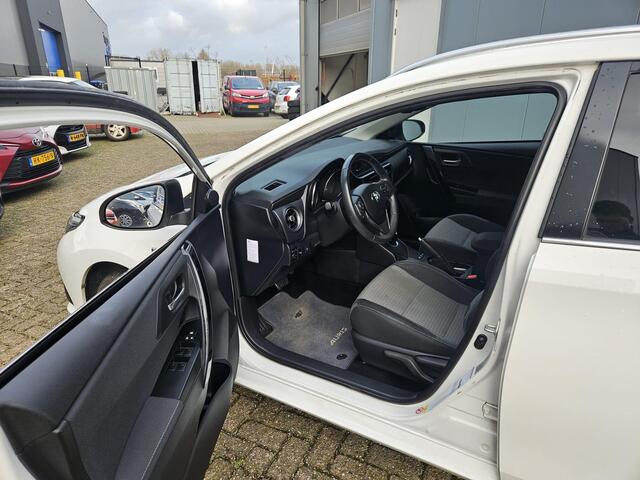 Toyota AURIS Touring Sports 1.8 Hybrid Energy Plus | 1e Eigenaar | NIEUW GELEVERD & ONDERHOUDEN | Trekhaak | Navigatie |