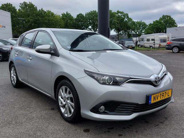 Toyota AURIS 1.2T 116pk Aspiration 5-Deurs | Origineel NL | 1300kg Trekgewicht | Navi | Clima | Cruise | Achteruitrijcamera | Rijstrook+Licht+Regensensor | Mistlampen | 16''lm | Trekhaak