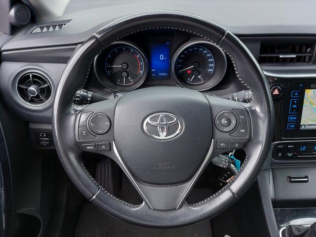 Toyota AURIS 1.2T 116pk Aspiration 5-Deurs | Origineel NL | 1300kg Trekgewicht | Navi | Clima | Cruise | Achteruitrijcamera | Rijstrook+Licht+Regensensor | Mistlampen | 16''lm | Trekhaak