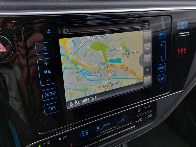 Toyota AURIS 1.2T 116pk Aspiration 5-Deurs | Origineel NL | 1300kg Trekgewicht | Navi | Clima | Cruise | Achteruitrijcamera | Rijstrook+Licht+Regensensor | Mistlampen | 16''lm | Trekhaak