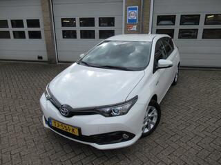 toyota-auris-1.8-hybrid-dynamic-go-