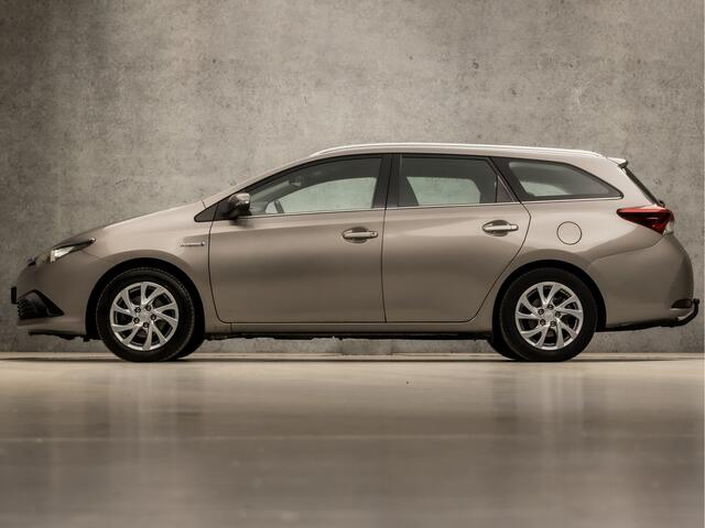 Toyota AURIS Touring Sports 1.8 Hybrid Dynamic Sport Automaat (NAVIGATIE, CLIMATE, CAMERA, KEYLESS, SPORTSTOELEN, TREKHAAK, CRUISE, NIEUWE APK, NIEUWSTAAT)