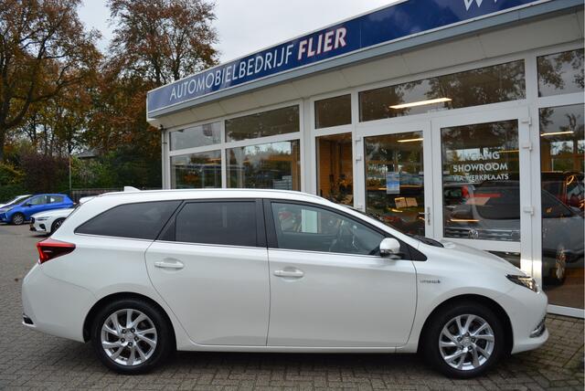 Toyota AURIS Touring Sports 1.8 Hybrid Executive | Pano | Trekhaak | Keyless | Orig. NL | NAP |